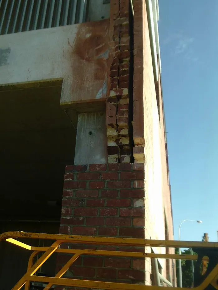 Securing the facade to the new building